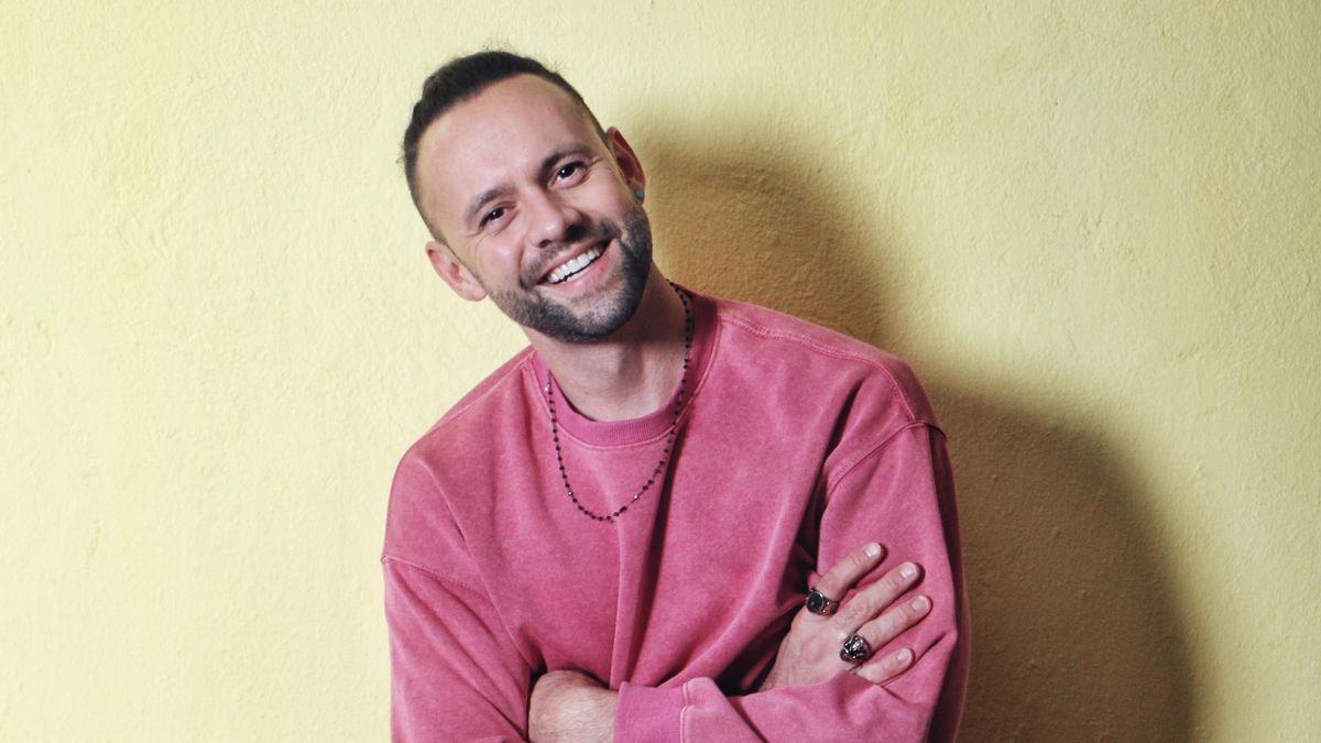 MikAel už zpívá česky. V nové písni dodává odvahu a naději šikanovaným